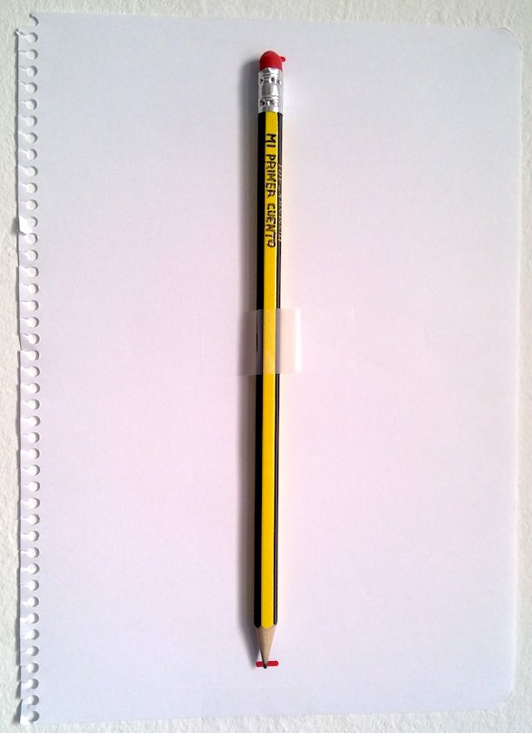 Lápiz de madera con el texto "Mi primer cuento"