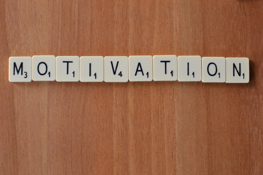 Palabra "Motivation" con fichas de Scrabble