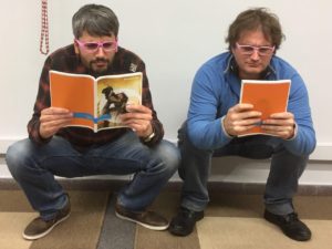 Dos hombres muy concentrados