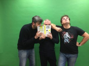 Carles Caño, Tomàs Manzanares y Marc Alier con el libro "Deep Work" de Cal Newport