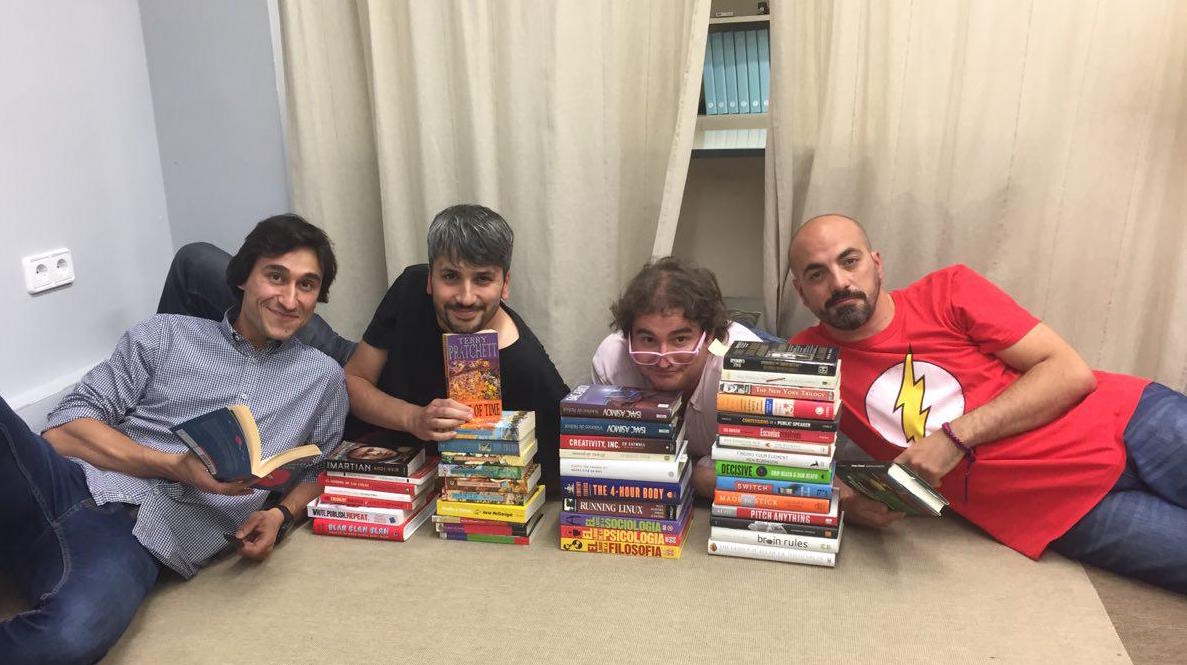 Zetatesters rodeados de libros