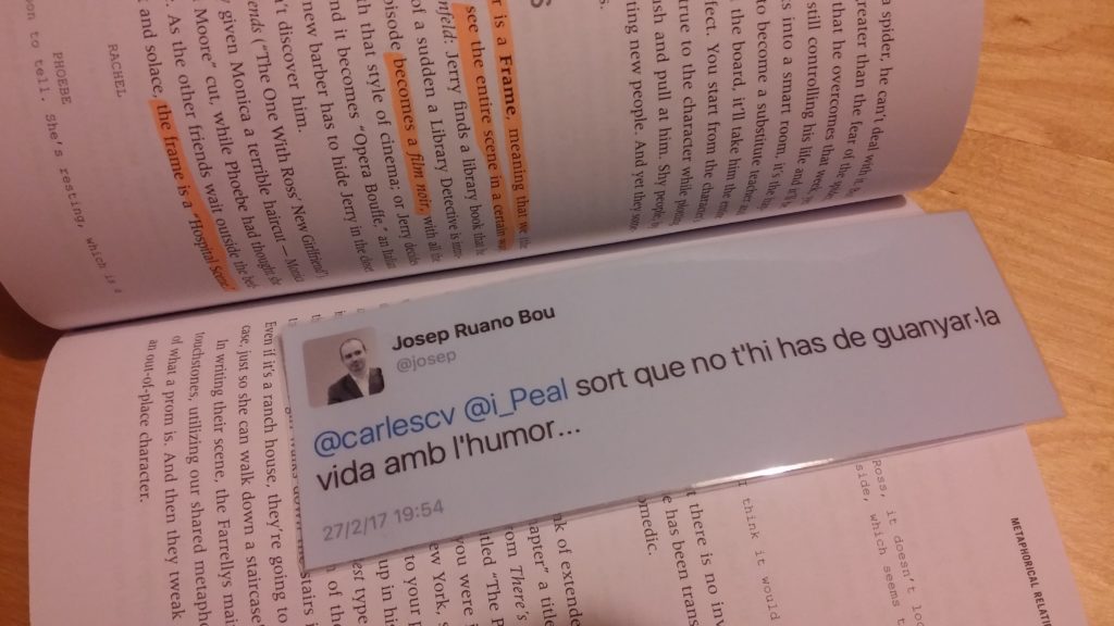 Punto de libro hecho a partir de un tuit impreso