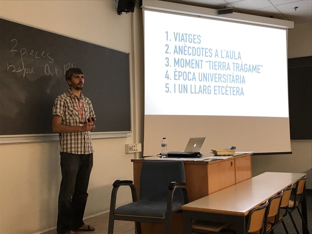 Carles Caño impartiendo el taller "Crea podcasts magnéticos con storytelling"
